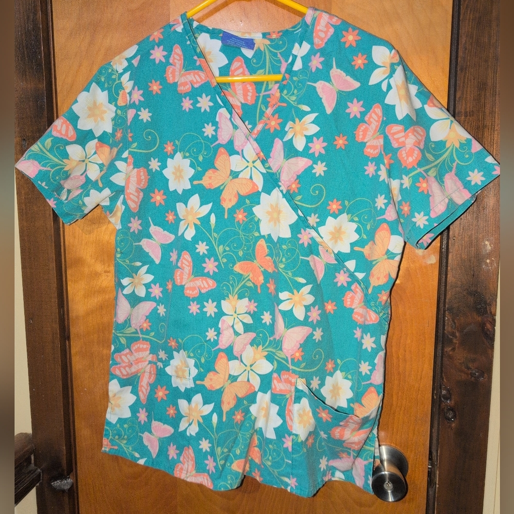 Carols Scrubs Woman's Medium Scrub Top